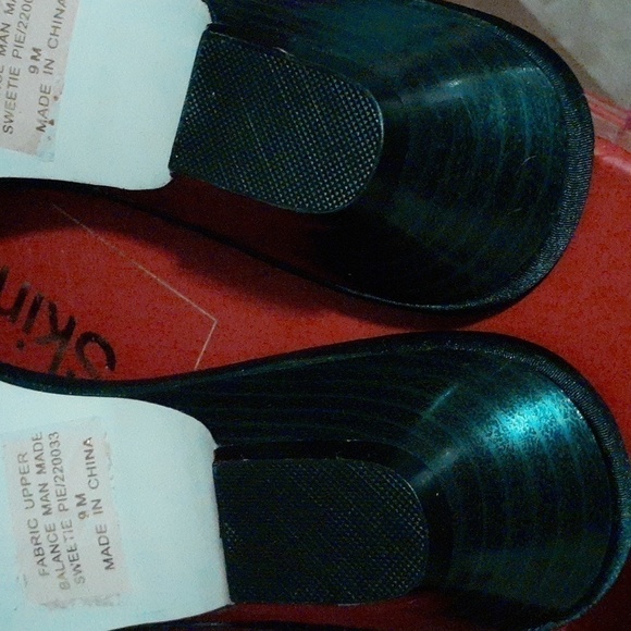 Sequins for a CRUISE or Dinner Date? 1" heel By Fabulare! 9M - Picture 5 of 8